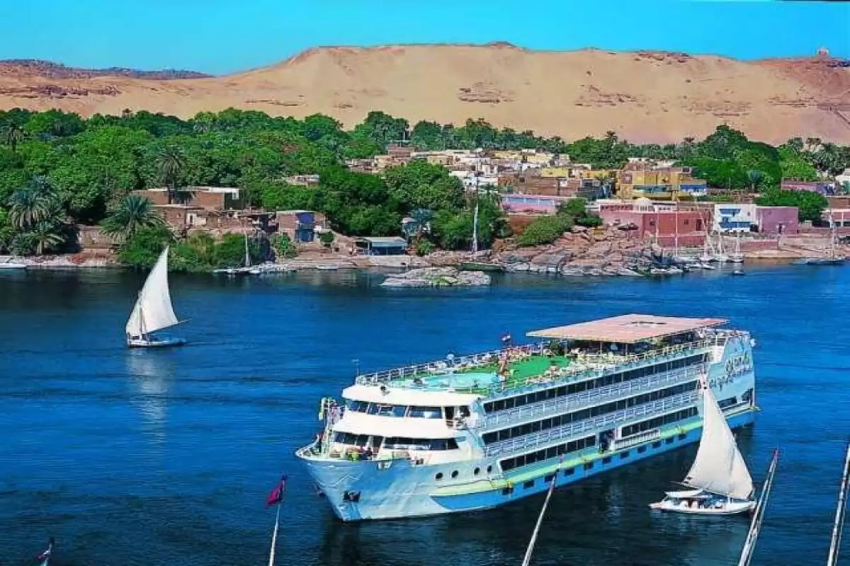 Grand Egyptian Museum tour & Nile cruise dinner