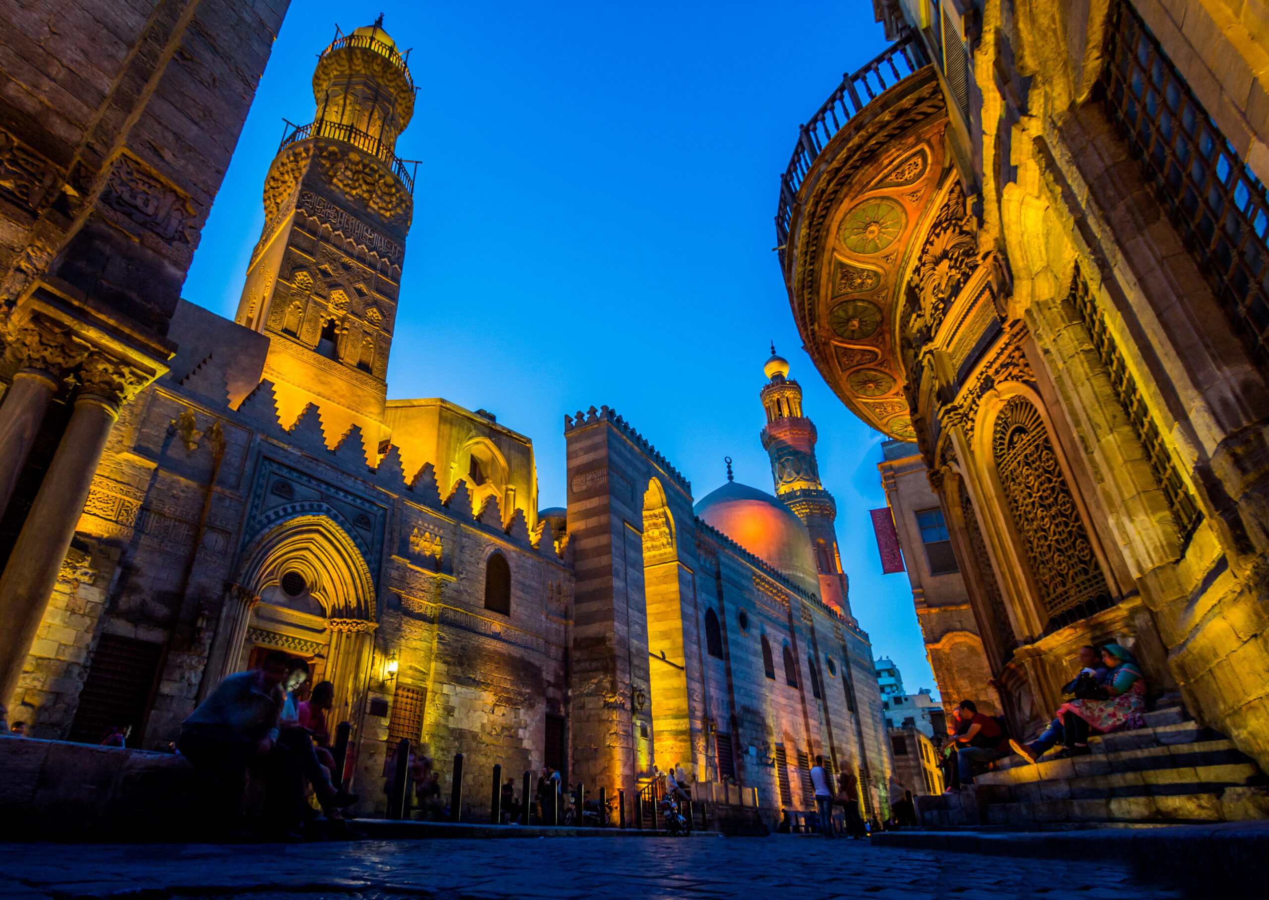 muizz street at night